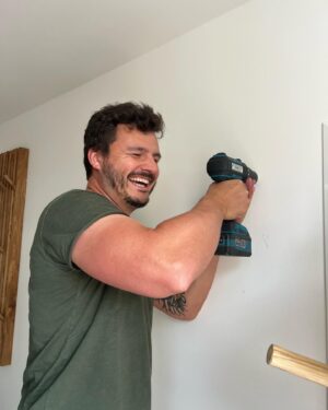 Roman Staša Instagram - Po pár dnech za plotnou na akcích zpátky k domácím pracím. ⚒️😅
Krabice ze stěhování vybalený, resp rozházený po celým baráku,🤷🏻‍♂️ a teď mě čeká ještě vyvrtat asi tak 30 děr na zrcadla, obrázky atd. 🖼️🪞🤣
Reálně jich potřebuju tak 20, ale tipuju že 10 vznikne navíc když netrefím správný místo… 😅😅😅

 #domaciprace #vrtak #stehovani #volnosenekona