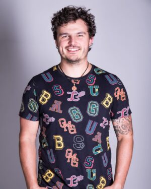 Roman Staša Instagram - Říkáte si, co je to za fotky? 🤔
Tak ty už jsou celkem starý a jsou připomínkou jedny zásadní věci.☝🏼
Mýho prvního bližšího setkání s @tvnovaofficial. A proč je vytahuju teď?🤗
No původně jsem hledal (takhle, mamka hledala, já jí napsal prosebnou zprávu 😅) fotku, jak v roce 94 koukám na telku.📺
Tahle fotka bohužel nevznikla anebo je úspěšně  ztracená, ale chtěl jsem skrze ni připomenout, jak dlouho už existuje můj “vztah” s Novou.☺️ Od víkendových sledování Kačeřích příběhů a Rychlý roty v dětským věku se ta cesta vyvinula přes @masterchefcz 👨🏻‍🍳 až k tomu, že teď možná může někde jinej malej kluk koukat o víkendu na mě 😌

A tenhle můj životní příběh je jeden z mnoha, kterých byla a je Nova součástí za těch krásných třicet let.🤩
Takže Ti moje milá @tvnovaofficial přeju do dalších třiceti vše nej a to nejdůležitější, hodně spokojených diváků. ❤️

#casting #fotky #prvnisetkani #zacatekcesty #vsenej #tricatiny #tvnova