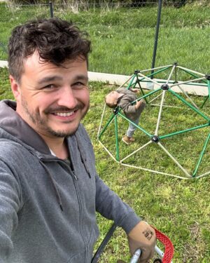Roman Staša Instagram - Zatímco ve mně vzbuzuje zvuk sekačky pocity deprese 🤯 a hlavně nechuť k sekání trávy 🌱, v Samíkovi to evidentně probouzí nějaký skrytý talent k výrazovýmu tanci… 🤦🏻😂

 #tataasyn #sekecmazec #tanecnifestival #vyrazovka