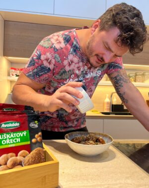 Roman Staša Instagram - Na letošní Vánoce 🎄 jsem si pro Vás připravil takový malý překvapení. 🥳
Jak dělám salát, řízek, kapra atd, to už všechno znáte. 😉
Tak mě samotnýho napadlo podívat se na to, jaký recepty jsou typický pro Vánoce v cizině a při tom hledání se je i naučit a ty nejlepší s Vámi nasdílet.😊
No a dnes to je recept na 🇬🇷 řecké perníčky zvané Melomakarona🤩
 
Budete k tomu potřebovat ⤵️
·  250 g hladké mouky
·  100 g mletých vlašských ořechů
·  1 čajová lžička prášku do pečiva
·  1/2 čajové lžičky skořice
·  1/4 čajové lžičky mletého hřebíčku
·  80 g cukru
·  140 ml olivového oleje
·  60 ml pomerančové šťávy🍊
·  1 lžička citronové kůry🍋
·  1/4 čajové lžičky soli
·  1/4 čajové lžičky muškátového oříšku
 
Sirup⤵️
·  200 g medu🍯
·  200 g cukru
·  200 ml vody
·  2 ks hřebíčku
·  1 lžička mleté skořice
·  Kůra z jednoho pomeranče🍊
·  Šťáva z jednoho pomeranče
·  1 lžička citronové kůry 🍋
 
👨🏻‍🍳Zapněte troubu na 180°C.😉
V misce si smíchejte všechny ingredience na těsto. 
Těsto by mělo být lepkavé, ale mělo by držet pohromadě a mělo by být tvarovatelné.☝🏼
Na plech si dejte pečící papír. Lžičkou oddělujte kousky těsta a v dlaních z něj válejte menší oválky a rozmístěte na plech. 🙂
Dejte do trouby a pečte cca 20 minut.⏳
Mezitím si připravte všechny suroviny na sirup do většího hrnce.☺️
Zahřejte a za pravidelného míchání nechte ingredience rozpustit a povařte cca 2 minuty.☝🏼⏳
Jakmile budou melomakaronky upečené, nechte je lehce zchladnout💨
Do ještě teplého sirupu nasypte makaronky vypouklou stranou dolů a nechte pár, cca 10 minut nasakovat sirup 😊
Nasáklé perníčky naskládejte vedle sebe a hustě zasypte nasekanými ořechy a máte hotovo. 😍

#recept #inspirace #vanoce #melomakarona #avokadokoreni