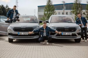Roman Staša Instagram - Minulý týden si @stasa.roman vyzvednul svého nového Kodiaqa 🚘
#Šedá #Steel barva evidentně vede..🩶
Najdete nějaký rozdíl? 🤔

📸 @jakub_podobsky 

#Škoda #Kodiaq #RS #RomanStaša