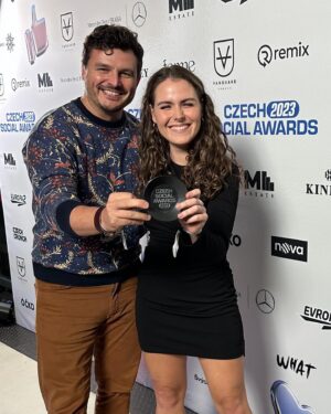 Roman Staša Instagram - Ve čtvrtek jsem měl krásnej úkol předat cenu vítězce @czechpsychologist v kategorii content. 👏🏻☺️
Setkání s Janou (na Instagramu ji najdete jako @czechpsychologist ☝🏼) bylo krásný a inspirativní a zajímavý. 🥳😊
Takže úplně stejný jako obsah na jejím profilu.🤩
Pokud jí už nesledujete, tak určitě začněte. ☝🏼😬

Já moc děkuju @czechsocialawards za pozváni 🤩, gratuluju moc vítězům všech kategorií a celý večer jsem si moc užil🥳 a bylo to pro mě dvojnásob hezký, protože když jsem tu cenu před lety vyhrál já, tak bylo vyhlašovaní díky covidu skrze online meeting a to holt neni ono. 🤷🏻‍♂️
Lidi se mají prostě potkávat!😍

#awards #newfriend #amazingnight #czechsocialawards