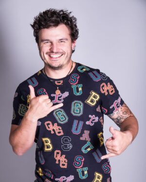 Roman Staša Instagram - Říkáte si, co je to za fotky? 🤔
Tak ty už jsou celkem starý a jsou připomínkou jedny zásadní věci.☝🏼
Mýho prvního bližšího setkání s @tvnovaofficial. A proč je vytahuju teď?🤗
No původně jsem hledal (takhle, mamka hledala, já jí napsal prosebnou zprávu 😅) fotku, jak v roce 94 koukám na telku.📺
Tahle fotka bohužel nevznikla anebo je úspěšně  ztracená, ale chtěl jsem skrze ni připomenout, jak dlouho už existuje můj “vztah” s Novou.☺️ Od víkendových sledování Kačeřích příběhů a Rychlý roty v dětským věku se ta cesta vyvinula přes @masterchefcz 👨🏻‍🍳 až k tomu, že teď možná může někde jinej malej kluk koukat o víkendu na mě 😌

A tenhle můj životní příběh je jeden z mnoha, kterých byla a je Nova součástí za těch krásných třicet let.🤩
Takže Ti moje milá @tvnovaofficial přeju do dalších třiceti vše nej a to nejdůležitější, hodně spokojených diváků. ❤️

#casting #fotky #prvnisetkani #zacatekcesty #vsenej #tricatiny #tvnova