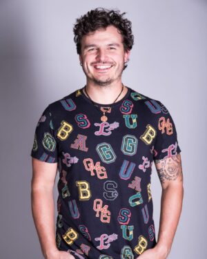 Roman Staša Instagram - Říkáte si, co je to za fotky? 🤔
Tak ty už jsou celkem starý a jsou připomínkou jedny zásadní věci.☝🏼
Mýho prvního bližšího setkání s @tvnovaofficial. A proč je vytahuju teď?🤗
No původně jsem hledal (takhle, mamka hledala, já jí napsal prosebnou zprávu 😅) fotku, jak v roce 94 koukám na telku.📺
Tahle fotka bohužel nevznikla anebo je úspěšně  ztracená, ale chtěl jsem skrze ni připomenout, jak dlouho už existuje můj “vztah” s Novou.☺️ Od víkendových sledování Kačeřích příběhů a Rychlý roty v dětským věku se ta cesta vyvinula přes @masterchefcz 👨🏻‍🍳 až k tomu, že teď možná může někde jinej malej kluk koukat o víkendu na mě 😌

A tenhle můj životní příběh je jeden z mnoha, kterých byla a je Nova součástí za těch krásných třicet let.🤩
Takže Ti moje milá @tvnovaofficial přeju do dalších třiceti vše nej a to nejdůležitější, hodně spokojených diváků. ❤️

#casting #fotky #prvnisetkani #zacatekcesty #vsenej #tricatiny #tvnova