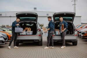 Roman Staša Instagram - Minulý týden si @stasa.roman vyzvednul svého nového Kodiaqa 🚘
#Šedá #Steel barva evidentně vede..🩶
Najdete nějaký rozdíl? 🤔

📸 @jakub_podobsky 

#Škoda #Kodiaq #RS #RomanStaša