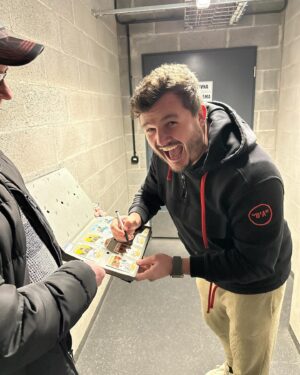 Roman Staša Instagram - Včera nás čekalo před zápasem 🏒hodně velký překvapení.🤩 
Před šatnou čekal takovej sympaťák se složkama v rukách a každýho z @officeratshockey napadlo, že to je nejspíš nějaká kontrola z vedení ligy.😲
No a co nás vůbec nenapadlo, že si nadšenej sběratel vytvoří kartičky s hráčema našeho týmu a ještě si je přijde nechat podepsat a přesně tohle se stalo. 🤩
No šli jsme domů “hooodně nafouklý”… 😂😂😂

 #krysaci #karticky #podpisovka #icehockey