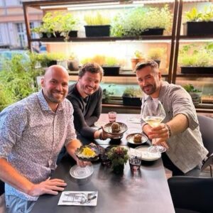 Roman Staša Instagram - Tradiční terapie za náma a už se těším na další. 🤗😊
Tahle se zapíše do historie jako první setkání @marekztraceny a jídla z kraba. 🦀😃
Ale dal to 😅💪🏻

#friend #terapie #tradice #panskajizda