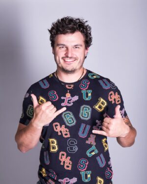Roman Staša Instagram - Říkáte si, co je to za fotky? 🤔
Tak ty už jsou celkem starý a jsou připomínkou jedny zásadní věci.☝🏼
Mýho prvního bližšího setkání s @tvnovaofficial. A proč je vytahuju teď?🤗
No původně jsem hledal (takhle, mamka hledala, já jí napsal prosebnou zprávu 😅) fotku, jak v roce 94 koukám na telku.📺
Tahle fotka bohužel nevznikla anebo je úspěšně  ztracená, ale chtěl jsem skrze ni připomenout, jak dlouho už existuje můj “vztah” s Novou.☺️ Od víkendových sledování Kačeřích příběhů a Rychlý roty v dětským věku se ta cesta vyvinula přes @masterchefcz 👨🏻‍🍳 až k tomu, že teď možná může někde jinej malej kluk koukat o víkendu na mě 😌

A tenhle můj životní příběh je jeden z mnoha, kterých byla a je Nova součástí za těch krásných třicet let.🤩
Takže Ti moje milá @tvnovaofficial přeju do dalších třiceti vše nej a to nejdůležitější, hodně spokojených diváků. ❤️

#casting #fotky #prvnisetkani #zacatekcesty #vsenej #tricatiny #tvnova