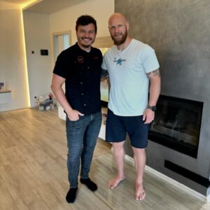 Roman Staša Instagram - Tahle fotka pro mě má velkej význam, protože nedávno mi vaření 🧑🏻‍🍳 #BEZADRESY přineslo jedno krásný hokejový 🏒 setkání po letech. S Davidem Štichem jsme totiž skoro před 20 lety váleli v mladežnický repre 🇨🇿🏒 #hokejovesetkani #bezadresy