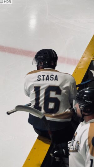 Roman Staša Instagram - Můj hokejovej návrat k @officeratshockey 😍