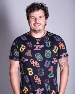 Roman Staša Instagram - Říkáte si, co je to za fotky? 🤔
Tak ty už jsou celkem starý a jsou připomínkou jedny zásadní věci.☝🏼
Mýho prvního bližšího setkání s @tvnovaofficial. A proč je vytahuju teď?🤗
No původně jsem hledal (takhle, mamka hledala, já jí napsal prosebnou zprávu 😅) fotku, jak v roce 94 koukám na telku.📺
Tahle fotka bohužel nevznikla anebo je úspěšně  ztracená, ale chtěl jsem skrze ni připomenout, jak dlouho už existuje můj “vztah” s Novou.☺️ Od víkendových sledování Kačeřích příběhů a Rychlý roty v dětským věku se ta cesta vyvinula přes @masterchefcz 👨🏻‍🍳 až k tomu, že teď možná může někde jinej malej kluk koukat o víkendu na mě 😌

A tenhle můj životní příběh je jeden z mnoha, kterých byla a je Nova součástí za těch krásných třicet let.🤩
Takže Ti moje milá @tvnovaofficial přeju do dalších třiceti vše nej a to nejdůležitější, hodně spokojených diváků. ❤️

#casting #fotky #prvnisetkani #zacatekcesty #vsenej #tricatiny #tvnova