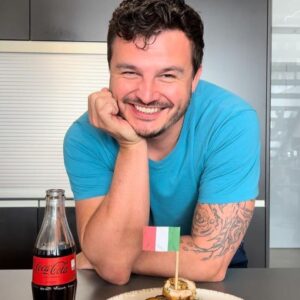 Roman Staša Instagram - Jak udělat něco tak tradičního jako je kuřecí roláda nějak jinak? 🤔😉
Dlouho jsem nad tím přemýšlel a napadlo mě inspirovat se v Itálii 🇮🇹u jejich tradičního receptu jménem Porchetta (jestli jste ještě tuhle dobrotu neměli, určitě ji vyzkoušejte)☝🏼.
Ten se sice, jak už ti co recept znají nebo ovládají italštinu, 🫢dělá z vepřovýho masa, ale pomohl mi podívat se na kuře tak trochu „jinýma očima“. 👀
I proto je roláda z kuřecích stehen, aby zůstala krásně šťavnatá. 👌🏼
Nakonec jsem ji doprovodil ještě tradiční italskou polentou (kukuřičnou, ale dřív se v Itálii dokonce připravovala z kaštanové mouky)🌰, aby to opravdu mělo italský nádech a dal si k ní vychlazenou láhev Coca-Cola.😉
Tak když budete mít čas a chuť, tak se pusťte do receptu a dejte mi vědět, jak vám chutnalo.🤩
 A taky jestli na vás z variace na Porchettu dýchlo trochu kouzla Itálie. A mě za to snad Italové neukřižují. 😂
 

Kuřecí roláda „a la porchetta“ ⤵️
 
Suroviny na 4 porce
 
• Kuřecí stehenní řízky s kůží 2ks 🍗
• Česnek 4 stroužky 🧄
• Cibule bílá 1ks 🧅
• Fenykl 1/2 
• Rozmarýn 2 snítky
• Slunečnicový olej
• Sůl
• Pepř
 
Na pánvi zpěníte na oleji cibuli, přidáte na plátky nakrájený česnek, najemno nakrájený rozmarýn (čerstvý bude určitě lepší, ale se sušeným se to dá zvládnout taky) 🙂, sůl, pepř a vše důkladně zarestujete. 👨🏻‍🍳
 
Mezitím stehenní řízky rozložíte na prkýnko kůží dolů, osolíte, opepříte. 
Na maso rozložíte rovnoměrně směs z pánve, kterou pokryjete fenyklem pokrájeným na drobné kousky (ať už plátky nebo kostičky). Poté maso zabalíte do tvaru rolády a omotáte celou roládu potravinářským provázkem. 🙂
 
Roládu opečete na rozpálené pánvi s olejem dozlatova ze všech stran. Poté ji přesunete na plech a dáte do předem vyhřáté trouby na 180 C na 45 minut.⏳
 
Až máte roládu upečenou, nakrájíte ji na plátky a můžeme podávat. Já jako přílohu zvolil polentu, ale stejně dobře bude fungovat s bramborovým pyré nebo třeba bramborou kaší s čedarem. 🤩🙂
 
#Receptnakouzlo #Recipeformagic #spoluprace @cocacolaczsk @cocacola
