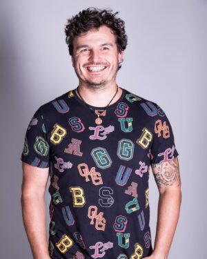 Roman Staša Instagram - Říkáte si, co je to za fotky? 🤔
Tak ty už jsou celkem starý a jsou připomínkou jedny zásadní věci.☝🏼
Mýho prvního bližšího setkání s @tvnovaofficial. A proč je vytahuju teď?🤗
No původně jsem hledal (takhle, mamka hledala, já jí napsal prosebnou zprávu 😅) fotku, jak v roce 94 koukám na telku.📺
Tahle fotka bohužel nevznikla anebo je úspěšně  ztracená, ale chtěl jsem skrze ni připomenout, jak dlouho už existuje můj “vztah” s Novou.☺️ Od víkendových sledování Kačeřích příběhů a Rychlý roty v dětským věku se ta cesta vyvinula přes @masterchefcz 👨🏻‍🍳 až k tomu, že teď možná může někde jinej malej kluk koukat o víkendu na mě 😌

A tenhle můj životní příběh je jeden z mnoha, kterých byla a je Nova součástí za těch krásných třicet let.🤩
Takže Ti moje milá @tvnovaofficial přeju do dalších třiceti vše nej a to nejdůležitější, hodně spokojených diváků. ❤️

#casting #fotky #prvnisetkani #zacatekcesty #vsenej #tricatiny #tvnova