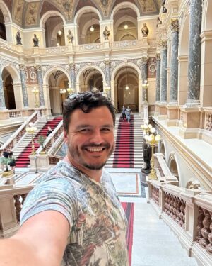Roman Staša Instagram - Využil jsem volný pondělí a vyrazil na místo, kde už jsem nebyl možná dobrejch dvacet let 😱(jo, je to ostuda❗️). 
Už před dvaceti lety bylo @narodnimuzeum krásný, ale teď je po rekonstrukci doslova úžasný 🤩. 
A když zajdete ve všední den, tak ho budete mít “pro sebe” mnohem víc než o víkendu.☺️

#muzeum #poletech #sotevrenoupusou #nadhera