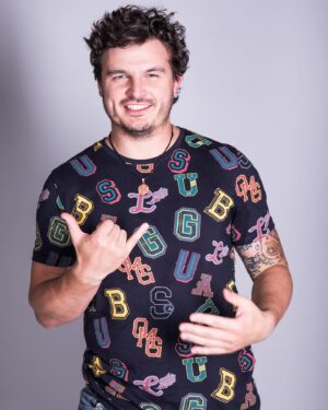 Roman Staša Instagram - Říkáte si, co je to za fotky? 🤔
Tak ty už jsou celkem starý a jsou připomínkou jedny zásadní věci.☝🏼
Mýho prvního bližšího setkání s @tvnovaofficial. A proč je vytahuju teď?🤗
No původně jsem hledal (takhle, mamka hledala, já jí napsal prosebnou zprávu 😅) fotku, jak v roce 94 koukám na telku.📺
Tahle fotka bohužel nevznikla anebo je úspěšně  ztracená, ale chtěl jsem skrze ni připomenout, jak dlouho už existuje můj “vztah” s Novou.☺️ Od víkendových sledování Kačeřích příběhů a Rychlý roty v dětským věku se ta cesta vyvinula přes @masterchefcz 👨🏻‍🍳 až k tomu, že teď možná může někde jinej malej kluk koukat o víkendu na mě 😌

A tenhle můj životní příběh je jeden z mnoha, kterých byla a je Nova součástí za těch krásných třicet let.🤩
Takže Ti moje milá @tvnovaofficial přeju do dalších třiceti vše nej a to nejdůležitější, hodně spokojených diváků. ❤️

#casting #fotky #prvnisetkani #zacatekcesty #vsenej #tricatiny #tvnova