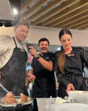 Roman Staša Instagram - Včera jsme si společně s @betty.minarikova, @vojtaurbanlife @ado__chef a @robraah 😉 vyzkoušeli pár kuchyní z víc jak 120 😳☝🏼,který si budete moct přijít prohlídnout už tenhle pátek na slavnostni otevření největšího kuchyňského studia @lutznabytek v Česku.🥳

Já si moc včerejšek užil, protože jsem byl tak trochu na druhý straně barikády, 😅a vyzkoušel si roli porotce v různejch soutěží, který se všechny točily okolo vaření. 👨🏻‍🍳

A když jsem se moc do toho porotcování “ponořil”, tak mě hezky zase vrátila na koleje @sandrapospisilova , která celým večerem provázela. ☺️

#spoluprace #kuchyne #vareni #nejvetsivcesku