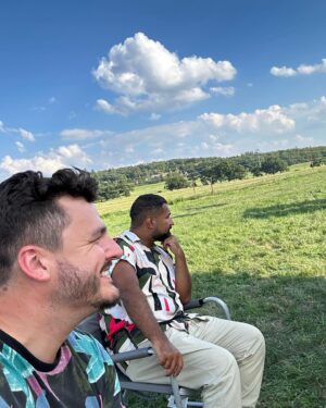 Roman Staša Instagram - Takhle trošku “škodolibě” jsme se koukali s @berkyofficial na @premekforejt a @jan_puncochar_chef při natáčení Souboje na talíři. 🤭😬
Jestli jste se ve středu dívali, tak určitě víte, jakou výzvu jsme jim společně vymysleli.😅Jestli ne, tak tenhle díl za to stojí určitě zkouknout. 🙂📺
Ja si ho ještě asi párkrát pustím, protože být aspoň chvilku “na druhý straně” byla paráda. 🥳
A ještě víc skvělý bylo zase vidět tyhle dva špičkový kuchaře v akci. 👏🏻☺️

#soubojnataliri #prohozenyrole #pratele #setkani #vyzva