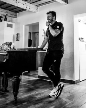 Roman Staša Instagram - Na této fotce 👇
A) představuju večerní menu 🧑🏻‍🍳
B) chystám se na svůj první pianový recitál 🎹

Hlasujte v komentářích 😅 
#bezadresy @vinarstvispalek