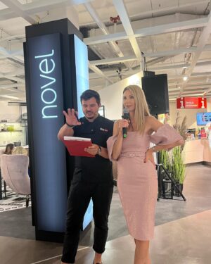 Roman Staša Instagram - Včera jsme si společně s @betty.minarikova, @vojtaurbanlife @ado__chef a @robraah 😉 vyzkoušeli pár kuchyní z víc jak 120 😳☝🏼,který si budete moct přijít prohlídnout už tenhle pátek na slavnostni otevření největšího kuchyňského studia @lutznabytek v Česku.🥳

Já si moc včerejšek užil, protože jsem byl tak trochu na druhý straně barikády, 😅a vyzkoušel si roli porotce v různejch soutěží, který se všechny točily okolo vaření. 👨🏻‍🍳

A když jsem se moc do toho porotcování “ponořil”, tak mě hezky zase vrátila na koleje @sandrapospisilova , která celým večerem provázela. ☺️

#spoluprace #kuchyne #vareni #nejvetsivcesku