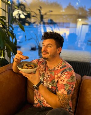 Roman Staša Instagram - Na letošní Vánoce 🎄 jsem si pro Vás připravil takový malý překvapení. 🥳
Jak dělám salát, řízek, kapra atd, to už všechno znáte. 😉
Tak mě samotnýho napadlo podívat se na to, jaký recepty jsou typický pro Vánoce v cizině a při tom hledání se je i naučit a ty nejlepší s Vámi nasdílet.😊
No a dnes to je recept na 🇬🇷 řecké perníčky zvané Melomakarona🤩
 
Budete k tomu potřebovat ⤵️
·  250 g hladké mouky
·  100 g mletých vlašských ořechů
·  1 čajová lžička prášku do pečiva
·  1/2 čajové lžičky skořice
·  1/4 čajové lžičky mletého hřebíčku
·  80 g cukru
·  140 ml olivového oleje
·  60 ml pomerančové šťávy🍊
·  1 lžička citronové kůry🍋
·  1/4 čajové lžičky soli
·  1/4 čajové lžičky muškátového oříšku
 
Sirup⤵️
·  200 g medu🍯
·  200 g cukru
·  200 ml vody
·  2 ks hřebíčku
·  1 lžička mleté skořice
·  Kůra z jednoho pomeranče🍊
·  Šťáva z jednoho pomeranče
·  1 lžička citronové kůry 🍋
 
👨🏻‍🍳Zapněte troubu na 180°C.😉
V misce si smíchejte všechny ingredience na těsto. 
Těsto by mělo být lepkavé, ale mělo by držet pohromadě a mělo by být tvarovatelné.☝🏼
Na plech si dejte pečící papír. Lžičkou oddělujte kousky těsta a v dlaních z něj válejte menší oválky a rozmístěte na plech. 🙂
Dejte do trouby a pečte cca 20 minut.⏳
Mezitím si připravte všechny suroviny na sirup do většího hrnce.☺️
Zahřejte a za pravidelného míchání nechte ingredience rozpustit a povařte cca 2 minuty.☝🏼⏳
Jakmile budou melomakaronky upečené, nechte je lehce zchladnout💨
Do ještě teplého sirupu nasypte makaronky vypouklou stranou dolů a nechte pár, cca 10 minut nasakovat sirup 😊
Nasáklé perníčky naskládejte vedle sebe a hustě zasypte nasekanými ořechy a máte hotovo. 😍

#recept #inspirace #vanoce #melomakarona #avokadokoreni