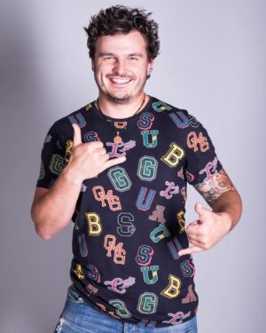 Roman Staša Instagram - Říkáte si, co je to za fotky? 🤔
Tak ty už jsou celkem starý a jsou připomínkou jedny zásadní věci.☝🏼
Mýho prvního bližšího setkání s @tvnovaofficial. A proč je vytahuju teď?🤗
No původně jsem hledal (takhle, mamka hledala, já jí napsal prosebnou zprávu 😅) fotku, jak v roce 94 koukám na telku.📺
Tahle fotka bohužel nevznikla anebo je úspěšně  ztracená, ale chtěl jsem skrze ni připomenout, jak dlouho už existuje můj “vztah” s Novou.☺️ Od víkendových sledování Kačeřích příběhů a Rychlý roty v dětským věku se ta cesta vyvinula přes @masterchefcz 👨🏻‍🍳 až k tomu, že teď možná může někde jinej malej kluk koukat o víkendu na mě 😌

A tenhle můj životní příběh je jeden z mnoha, kterých byla a je Nova součástí za těch krásných třicet let.🤩
Takže Ti moje milá @tvnovaofficial přeju do dalších třiceti vše nej a to nejdůležitější, hodně spokojených diváků. ❤️

#casting #fotky #prvnisetkani #zacatekcesty #vsenej #tricatiny #tvnova