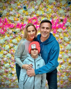 Roman Vojtek Instagram - Kdo jiný by se měl objevit na Festivalu krásy a módy, než já se ségrou. Je nám dohromady 101 let, ale vypadáme na 80 🤪I vy máte zítra poslední možnost dorazit do Metropole Zličín a užít si ho 👍 Prosecco, sladkosti, líčení, móda, masáže, workshop … pro členy klubu vše zdarma 😜 Ještě v neděli od 11 do 18:00 🕺🏻💃 @metropolezlicin #festivalmody #dlouhodobaspoluprace