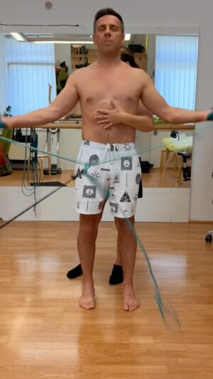 Roman Vojtek Instagram - A proč tohle “zvláštní” cvičení s gumami a proč kolem mě slečna Antonie běhá jako čamrda ? Je to jednoduché… mám dvě vyhřezlé ploténky a nechci na operaci 🙏 A proto cvičím ve @stopbolestizad.cz jedinečnou metodu Mudr.  Smíška a musím řítc… pomáhá to 🍾👍🙏💪 Je účinná na všechny chronické bolesti zad 👍 Ale pozor ! To není žádná zázračná pilulka ! Musíte cvičit… ale pak to stojí za to 🙏 Taky vás trápí bolesti ? Mrkněte na stránky a objednejte se… Praha Karlín, Vinohrady, Kopřivnice a Buďejky 👋👋👋 Zádům zdar #stopbolestiz #metodadoktorasmiska