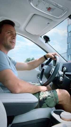 Roman Vojtek Instagram - Včera jsem ve sklípku sosal já a teď si prisosne auťák a valíme dom 😜🥂🔋 Jaká je vaše neděle ? Taky návratová ? @hyundaicz #ioniq5 #zesklipkadomu