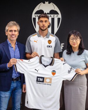 Roman Yaremchuk Instagram - COMUNICADO OFICIAL | ROMAN YAREMCHUK

El Valencia CF y el Club Brugge KV han alcanzado un acuerdo para la cesión de Roman Yaremchuk.

El delantero centro internacional por Ucrania aterriza en Valencia para reforzar el ataque hasta el 30 de junio de 2024 después de haber militado en el conjunto belga desde el verano pasado.

El Valencia CF se complace en dar la más calurosa bienvenida a su nuevo delantero, Roman Yaremchuk.

OFFICIAL STATEMENT: ROMAN YAREMCHUK

Valencia CF and Club Brugge KV have reached an agreement for the loan signing of Roman Yaremchuk.

The Ukraine international striker aims to reinforce Valencia CF’s attack until June 30, 2024, after having played for the Belgian club since last summer.

Valencia CF is pleased to welcome the new striker, Roman Yaremchuk.