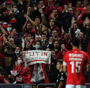Roman Yaremchuk Instagram - Дорогі вболівальники @slbenfica ,партнери по команді,персонал,керівницво і просто народ Португалії.Вся Україна говорить вам дякую те що ви нас підтримуєте.Цей момент український народ буде пам'ятати все життя.Ваші  оплески не для мене,ваші оплески  для всього народу і воїнів які захищают мою сім'ю,моїх друзів і всю Україну🇺🇦🇵🇹 

Caros adeptos do @slbenfica, companheiros de equipa, staff, gestão e apenas o povo de Portugal. Toda a Ucrânia agradece seu apoio. O povo ucraniano se lembrará desse momento pelo resto de suas vidas. Seu aplauso não é para mim, seu aplauso para todas as pessoas e soldados que protegem minha família, meus amigos e toda a Ucrânia🇺🇦🇵🇹