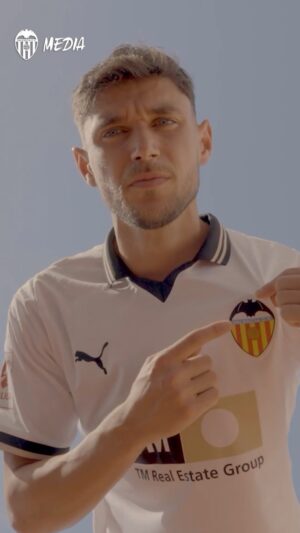 Roman Yaremchuk Instagram - Playing for Valencia CF is HUGE! 

¡Qué GRANDE es ser del @valenciacf!🦇

#ADNVCF