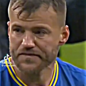 Roman Yaremchuk Instagram - Я ніколи не думав, що футбол може зробити боляче.Час сліз і нездійснених мрій. Ми хотіли, щоб ви посміхалися і плакали тільки від сліз радості. Час, який змушує плакати від болю. Але я пишаюся тим, що я українець, тому що ми є прикладом, прикладом для всіх, ми не здаємось, як би складна ситуація не була. Ще нам, браття молодії, усміхнеться доля.🫶🇺🇦❤️