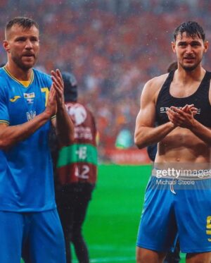 Roman Yaremchuk Instagram - Я ніколи не думав, що футбол може зробити боляче.Час сліз і нездійснених мрій. Ми хотіли, щоб ви посміхалися і плакали тільки від сліз радості. Час, який змушує плакати від болю. Але я пишаюся тим, що я українець, тому що ми є прикладом, прикладом для всіх, ми не здаємось, як би складна ситуація не була. Ще нам, браття молодії, усміхнеться доля.🫶🇺🇦❤️