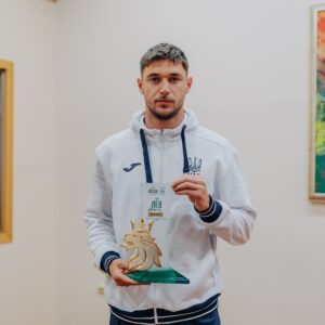 Roman Yaremchuk Instagram - 🦁 Роман Яремчук отримав статуетку найкращого гравця матчу проти збірної Боснії і Герцеговини