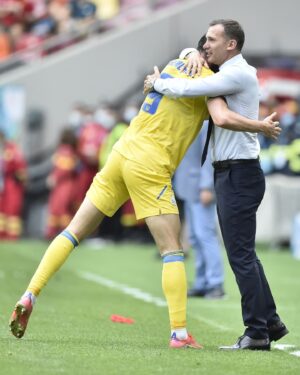 Roman Yaremchuk Instagram - Спасибі за все тренер @andriyshevchenko
Дякую за довіру, саме з вами я вперше відчув смак великих перемог і гімн країни при переповнених трибунах, пишаюся що грав під вашим керівництвом🟡🔵

Thanks for everything coach @andriyshevchenko
Thank you for your trust, it was with you that I first tasted the great victories and the national anthem in the crowded stands, I am proud to have played under your leadership