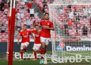 Roman Yaremchuk Instagram - Happy to score my first goal for @slbenfica