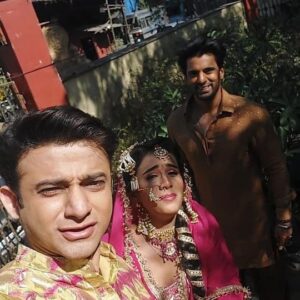 Romit Raj Instagram - Beautiful Sunny Day 🌞 ❤️ 
Love Friendship Brothers ❤️ ♾️ 
Baatein Kuch Ankahee Si 
#BaateinKuchAnkaheeSi #RomiitRaaj #mohitmalik #saylisalunkhe #love #friendslikefamily #explorepage #starplus #dkp #reelitfeelit #Kuvan #reelsinstagram #reelit #RomiitRaajAsBobby #behindthescenes #shootingday #fans