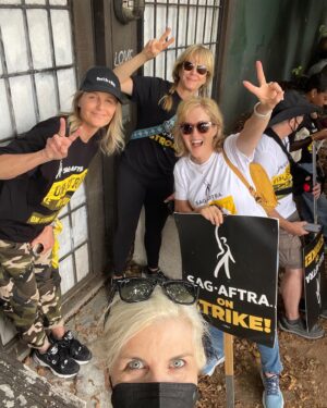 Romy Rosemont Instagram - Fierce women fighting the fierce fight. With all that’s going on in the world today we need art! We need to get lost in stories and we need all the storytellers!  I’m so happy I got to March alongside these incredible women. The incredible artists. @jackiemontreal @helenhunt @itskaricoleman