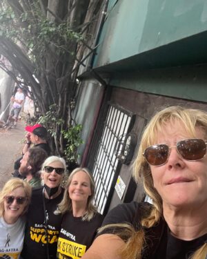 Romy Rosemont Instagram - Fierce women fighting the fierce fight. With all that’s going on in the world today we need art! We need to get lost in stories and we need all the storytellers!  I’m so happy I got to March alongside these incredible women. The incredible artists. @jackiemontreal @helenhunt @itskaricoleman