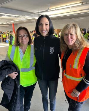 Romy Rosemont Instagram - The amazing @tarakarsian and I spent the day volunteering at iatse headquarters passing out food so that members of the teamsters and Iatse could have a Thanksgiving meal with their families. We were passing out food and diapers. They were all so grateful to be given some help of some kind. They don’t have a strike fund and most of their unemployment is running out or has already run out. One person said she know of 8 evictions and 7 foreclosures. It was sobering and heart wrenching. They have stood by us and with us but they need to get back to work. We can make that happen. Oh and we also met #LindsayDougherty. I have a full on girl crush