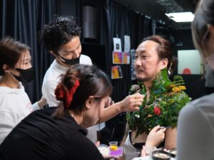 Ronald Cheng Instagram - 《Fragments of Wonder 鄭中基世界巡迴演唱會2023》海報製作花絮
今次演唱會由自己公司做主辦，除咗成個製作由自己話事之外。就連個海報Key Visual都由自己決定😎今次好多謝Cool、阿宇、阿基、阿澧同佢哋班兄弟姊妹幫手一齊諗咗個好玩嘅Concept！而家咩都AI同用電腦做後製，而今次就重回仔細嘅手工。入面放咗好多好意思嘅符號同碎片，大家可以慢慢搵。雖然今次特技化妝化足8個鐘，但事前Gary同佢啲同事整模型整山山水水就N咁多個鐘。真係好多謝大家陪我一齊癲🤟🏻

海報項目策劃：
HKV Limited

Visual Arts Design
@Cool_chan

Photography: @makaay.gallery

Lighting:
@andychang6611
@singch___

Video: @Benjaminvideo

Poster Designer
Niro Chan 

Producer: @chuckykom

Client #rtv_runningteam

Makeup: Henry Li
Hair Stylist: Matt Chau

特技化妝（special makeup effects ）
Project manager: @chin_ry2

Special effects makeup artist:
Lead: @chin_ry2 @soieipmakeup

Special effects makeup assistant: 
@biancabiscuit_ 
@pengc @icebergting

Creative team: 
@biancabiscuit_ 
@pengc @icebergting

Lab technician: 
@monkeywong28 
@karuslcm

#FragementsOfWonder #鄭中基世界巡迴演唱會2023