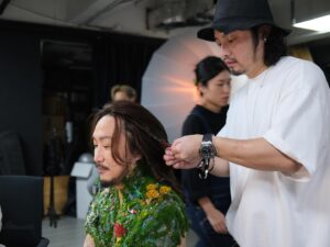 Ronald Cheng Instagram - 《Fragments of Wonder 鄭中基世界巡迴演唱會2023》海報製作花絮
今次演唱會由自己公司做主辦，除咗成個製作由自己話事之外。就連個海報Key Visual都由自己決定😎今次好多謝Cool、阿宇、阿基、阿澧同佢哋班兄弟姊妹幫手一齊諗咗個好玩嘅Concept！而家咩都AI同用電腦做後製，而今次就重回仔細嘅手工。入面放咗好多好意思嘅符號同碎片，大家可以慢慢搵。雖然今次特技化妝化足8個鐘，但事前Gary同佢啲同事整模型整山山水水就N咁多個鐘。真係好多謝大家陪我一齊癲🤟🏻

海報項目策劃：
HKV Limited

Visual Arts Design
@Cool_chan

Photography: @makaay.gallery

Lighting:
@andychang6611
@singch___

Video: @Benjaminvideo

Poster Designer
Niro Chan 

Producer: @chuckykom

Client #rtv_runningteam

Makeup: Henry Li
Hair Stylist: Matt Chau

特技化妝（special makeup effects ）
Project manager: @chin_ry2

Special effects makeup artist:
Lead: @chin_ry2 @soieipmakeup

Special effects makeup assistant: 
@biancabiscuit_ 
@pengc @icebergting

Creative team: 
@biancabiscuit_ 
@pengc @icebergting

Lab technician: 
@monkeywong28 
@karuslcm

#FragementsOfWonder #鄭中基世界巡迴演唱會2023