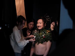 Ronald Cheng Instagram - 《Fragments of Wonder 鄭中基世界巡迴演唱會2023》海報製作花絮
今次演唱會由自己公司做主辦，除咗成個製作由自己話事之外。就連個海報Key Visual都由自己決定😎今次好多謝Cool、阿宇、阿基、阿澧同佢哋班兄弟姊妹幫手一齊諗咗個好玩嘅Concept！而家咩都AI同用電腦做後製，而今次就重回仔細嘅手工。入面放咗好多好意思嘅符號同碎片，大家可以慢慢搵。雖然今次特技化妝化足8個鐘，但事前Gary同佢啲同事整模型整山山水水就N咁多個鐘。真係好多謝大家陪我一齊癲🤟🏻

海報項目策劃：
HKV Limited

Visual Arts Design
@Cool_chan

Photography: @makaay.gallery

Lighting:
@andychang6611
@singch___

Video: @Benjaminvideo

Poster Designer
Niro Chan 

Producer: @chuckykom

Client #rtv_runningteam

Makeup: Henry Li
Hair Stylist: Matt Chau

特技化妝（special makeup effects ）
Project manager: @chin_ry2

Special effects makeup artist:
Lead: @chin_ry2 @soieipmakeup

Special effects makeup assistant: 
@biancabiscuit_ 
@pengc @icebergting

Creative team: 
@biancabiscuit_ 
@pengc @icebergting

Lab technician: 
@monkeywong28 
@karuslcm

#FragementsOfWonder #鄭中基世界巡迴演唱會2023