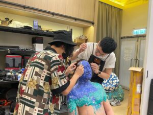 Ronald Cheng Instagram - 《Fragments of Wonder 鄭中基世界巡迴演唱會2023》海報製作花絮
今次演唱會由自己公司做主辦，除咗成個製作由自己話事之外。就連個海報Key Visual都由自己決定😎今次好多謝Cool、阿宇、阿基、阿澧同佢哋班兄弟姊妹幫手一齊諗咗個好玩嘅Concept！而家咩都AI同用電腦做後製，而今次就重回仔細嘅手工。入面放咗好多好意思嘅符號同碎片，大家可以慢慢搵。雖然今次特技化妝化足8個鐘，但事前Gary同佢啲同事整模型整山山水水就N咁多個鐘。真係好多謝大家陪我一齊癲🤟🏻

海報項目策劃：
HKV Limited

Visual Arts Design
@Cool_chan

Photography: @makaay.gallery

Lighting:
@andychang6611
@singch___

Video: @Benjaminvideo

Poster Designer
Niro Chan 

Producer: @chuckykom

Client #rtv_runningteam

Makeup: Henry Li
Hair Stylist: Matt Chau

特技化妝（special makeup effects ）
Project manager: @chin_ry2

Special effects makeup artist:
Lead: @chin_ry2 @soieipmakeup

Special effects makeup assistant: 
@biancabiscuit_ 
@pengc @icebergting

Creative team: 
@biancabiscuit_ 
@pengc @icebergting

Lab technician: 
@monkeywong28 
@karuslcm

#FragementsOfWonder #鄭中基世界巡迴演唱會2023