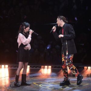 Ronald Cheng Instagram - 每一場演唱會都有觀眾俾驚喜我，係尋日第五場嘅送禮物環節，竟然有個觀眾求婚！我當刻見佢拎住支咪咁耐冇嘢講，諗住講笑，話佢諗咁耐唔通求婚咩，點知佢即席求婚🤣真係夾都冇咁橋，好開心成為你哋嘅快樂小碎片。

今晚另一個驚喜係AK，簽名簽得多，係自己演唱會舞台上幫Artist簽名，真係第一次。今次演唱會有嘉賓睇，大家真係要多謝AK。本來諗住新年大家都飛走晒好難請嘉賓。點知佢自告奮勇話想嚟一齊玩。有一個不如全部都有啦，所以就晚晚都有嘉賓啦😆

嚟到第五場真係開始唔捨得，今晚最後一晚，大家早啲嚟玩得開心啲！

嘉賓環節：
My outfit : @moschino @bothparis 
jewelry : @tiffanyandco 
Emma’s outfit：@harveynicholshk @shushu__tong