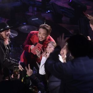 Ronald Cheng Instagram - 第二場情人節場順利Good Show😌一睇見成場都係應援手幅時心諗⋯通常演唱會都係我俾驚喜你哋㗎嘛，今次你哋俾返個咁大嘅驚喜我，真係受寵若驚！多謝咁多位粉絲嘅準備🙏🏻

情人節場一直諗緊要有啲咩特別安排，諗咗好耐最終都係想紀念返一啲我珍惜嘅人，其中一位係大飛哥Davy。好高興可以請埋成班兄弟LMF陪我一齊玩😎好多謝佢哋嘅新年賀語，日日等出糧，無乜嘢需要緊張🙌🏻而且仲係咁幫我宣傳機動（多到我驚紅館收返我廣告費😂）大家都要支持返阿肥同傑嘅24 talk，仲有佢哋LMF嚟緊嘅show，仲有嚟緊一個好緊要嘅音樂project🤫
@lmf_lazy_clan