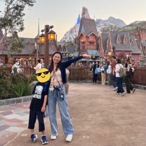 Ronald Cheng Instagram - Disney真有我心，知道我準備緊演唱會Tour，幫我安排好曬小朋友嘅課外活動😎👍🏻

#WorldOfFrozen #ForTheFirstTimeInNovember #LetItGo #LetItGoLikeNeverBefore #DisneyMomentsHK #HKDisneyland @hkdisneyland