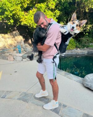 Ronald Gladden Instagram - Dog party with @mariaannrussell 🐾🦴🎉