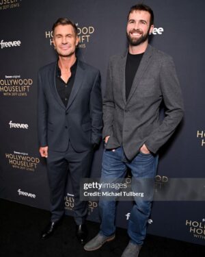 Ronald Gladden Instagram - Award season has been fun. There are too many ppl to thank but have to shoutout @amazonmgmstudios @vanityfair @goldenglobes @televisionacad thank you for the invites and nominations! I’m just happy to be here 🙏

Styling for EMMY’s @warrenalfiebaker 
Suit @paulsmithdesign 
Watch @omega