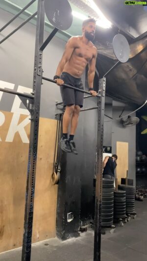 Ronaldo Moura Instagram - Além de falar de esportes também sou atleta (amador iniciante), refinando o movimento 🙅🏾‍♂️😊

#bmu #tb #crossfit #olimpiadas